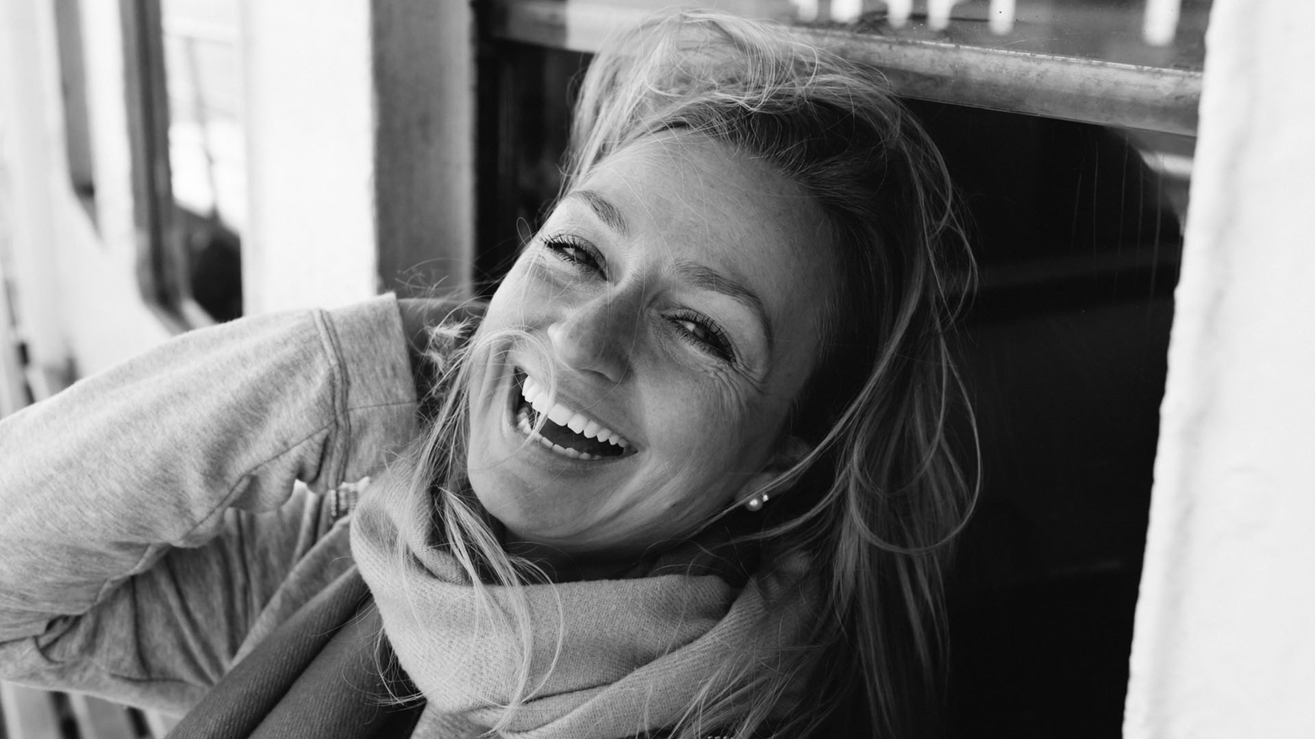 Lachende jonge vrouw